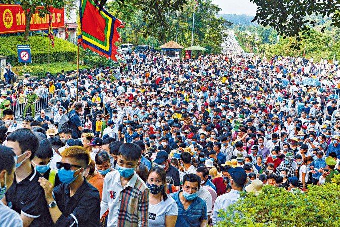 越南民眾上月曾在富壽省大規模聚集，參加廟會。　
