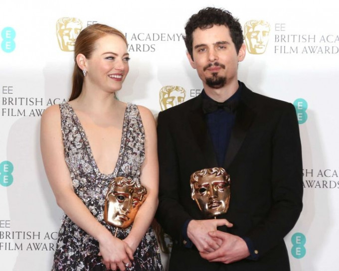 《星聲夢裡人》成BAFTA，Emma Stone 同導演Damien Chazelle笑晒。
