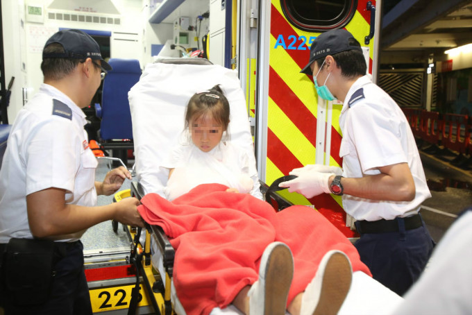 女童由救护车送院。