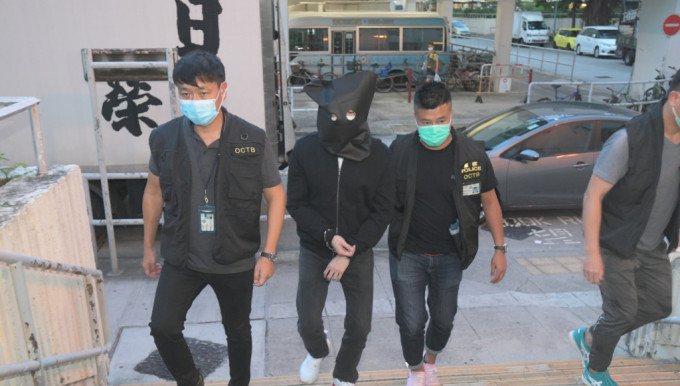案发后，警方拘捕一名涉伤人男子，押返禾輋邨民和楼搜屋。　资料图