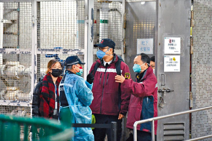 穿着中國衞生制服的內地專家，到被圍封的博康邨地下水泵房視察。
