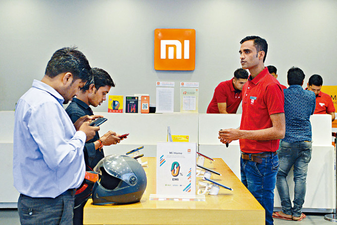 印度民眾在一家小米產品店內選購手機。
