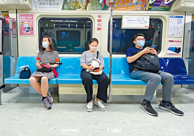 台北捷運客流回升，乘客保持社交距離。