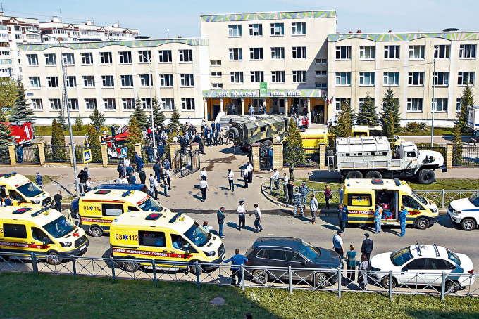俄羅斯喀山這家中學周二發生槍擊案，大批警員及救護員進入校園施援。