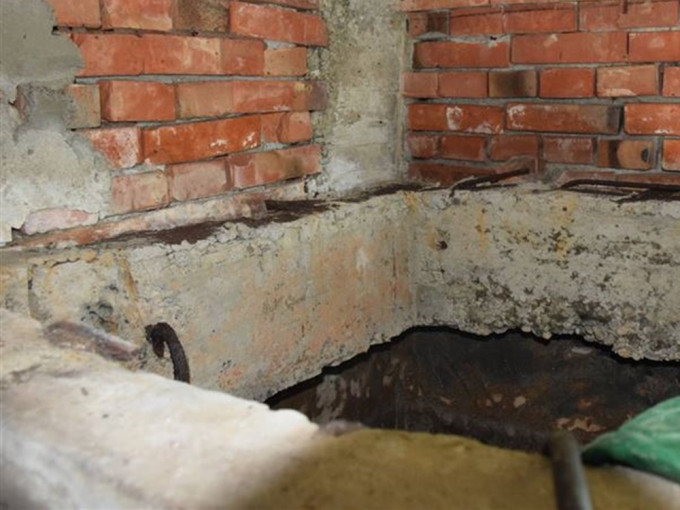 一栋住宅的食水因有异味而发现水缸藏有一具女尸。网图