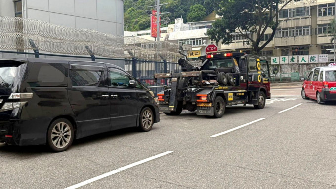 警方拖走違泊車輛。