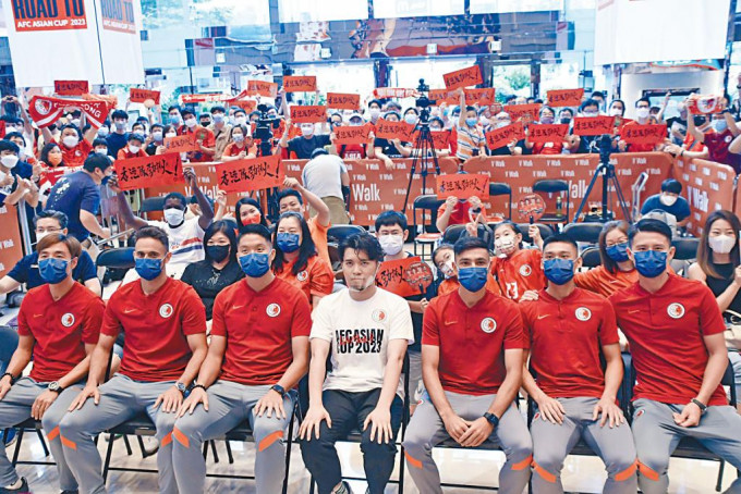 港足昨於南昌站商場舉行亞盃出綫慶功，近二百名球迷現身支持，包括《試當真》成員許賢（前排白衫）。