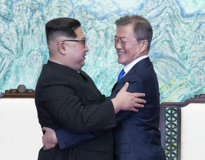 金正恩与文在寅在签署仪式后，互相拥抱。AP