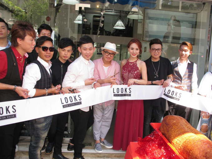 王祖蓝撑旗下艺人玛姬投资的发型店开张。