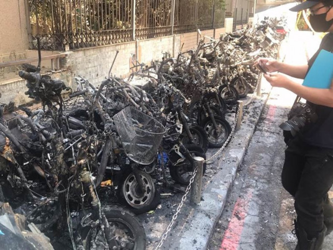 電單車自燃波及17輛電單車被焚毀。中時