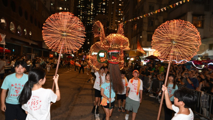 大坑舞火龍最後一晚 市民遊客熱情不減：明年再來