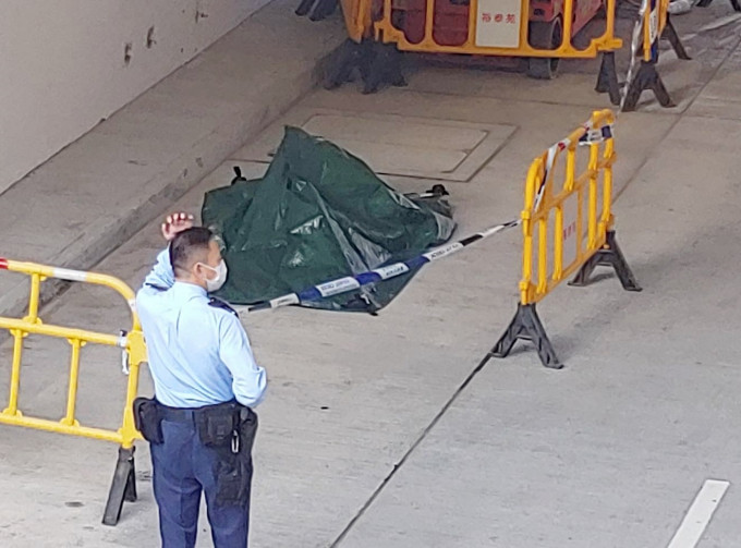 警員以帳篷遮蓋遺體。