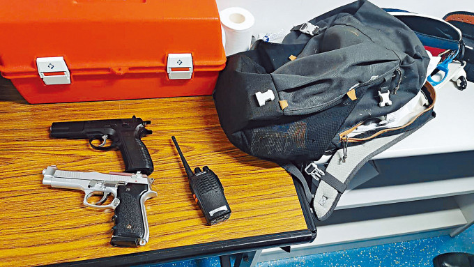 港台兼職記者背囊搜出氣槍及無綫電對講機。