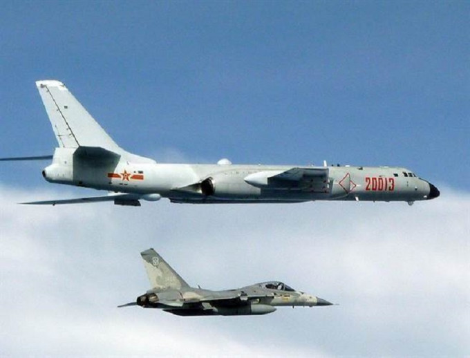 解放軍轟-6戰機(上)7月進入台灣的防空識別區，台方派出戰機監視。網上圖片