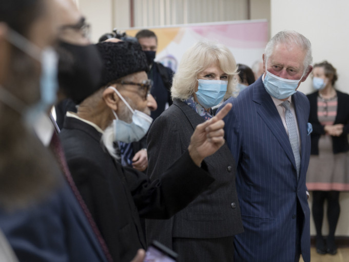 查理斯與卡米拉到訪倫敦一座清真寺的接種中心。AP圖片
