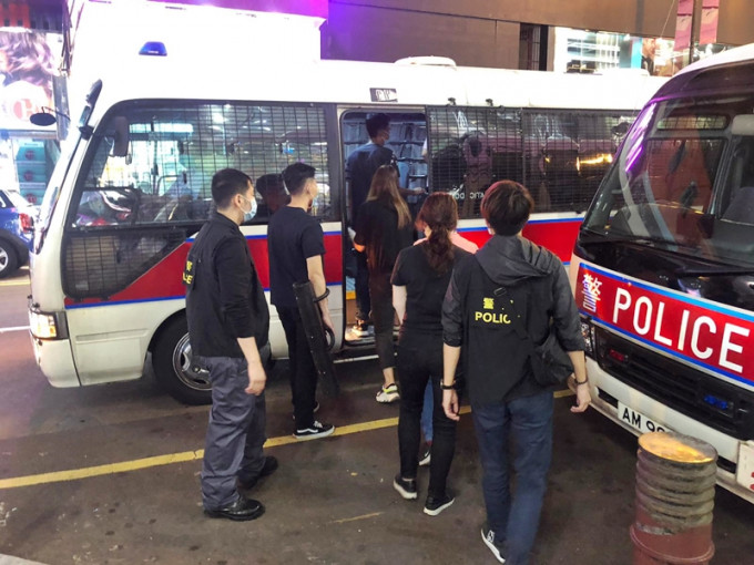 警方於荃灣搗破一個懷疑非法麻雀賭檔，拘捕10人。警方圖片