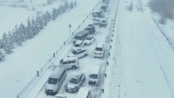 內蒙古大暴雪數百輛車受困一夜。影片截圖