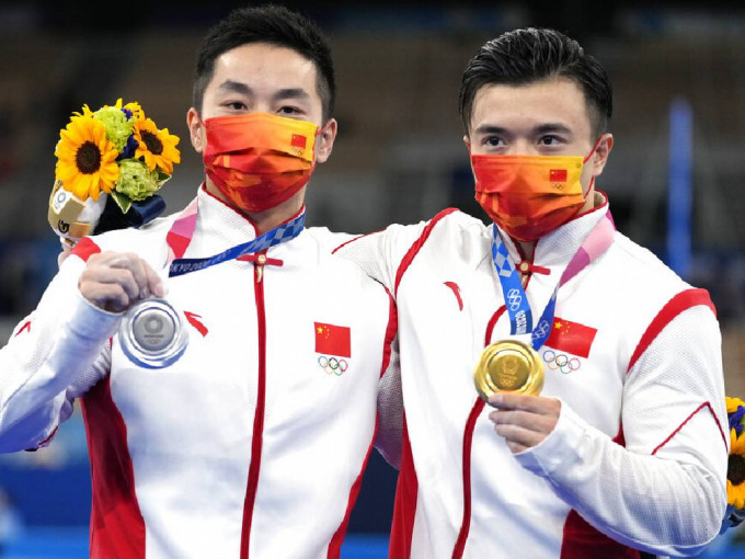 中国的刘洋（右）与尤浩（左）于男子吊环项目内，分别夺得金银两牌。AP图片