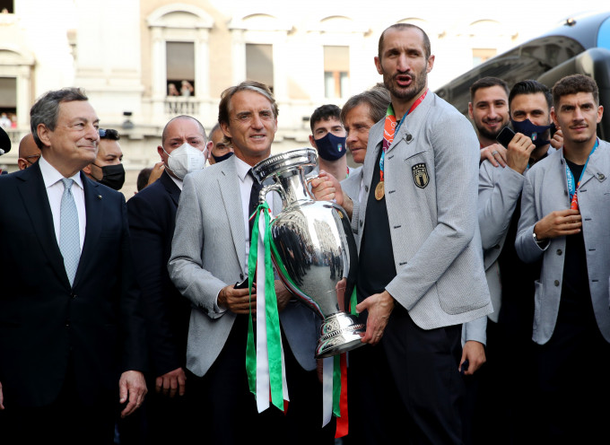 基亞連尼上月和意大利國家隊回國慶祝捧走歐國盃。 Reuters