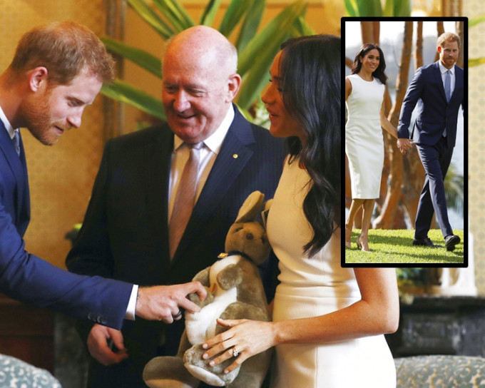 澳洲總督科斯格羅夫婦送小袋鼠玩偶和UGG嬰兒小雪靴給哈里和梅根。AP