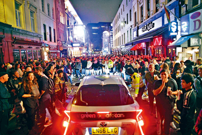 ■英格兰的酒吧和餐厅上周六重开，伦敦苏豪区街上挤满狂欢的顾客。