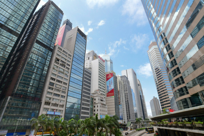 仲量联行指，通关后投资者重返香港，预期商业物业交投金额料升逾10%。