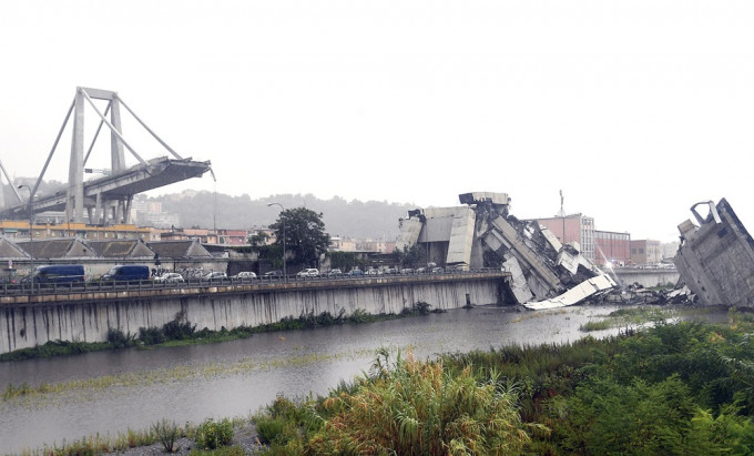 意大利热那亚行车大桥倒塌事故，死亡人数增至43人。AP图片