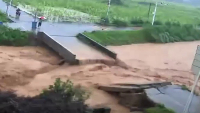 梅州暴雨下，一橋樑被洪水沖斷。