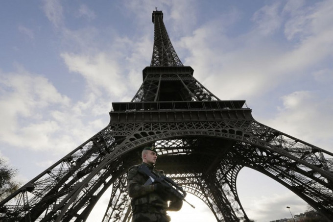 巴黎在鐵塔等景點派駐反恐警察駐守。AP圖片