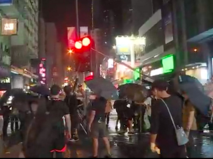 当晚示威者破坏交通灯。资料图片