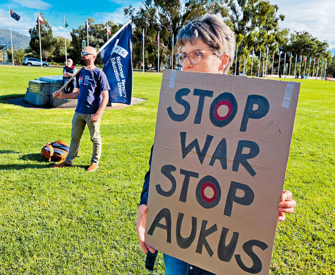 澳洲反对美英澳三边安全夥伴关系AUKUS的民众周一在坎培拉国会外示威。