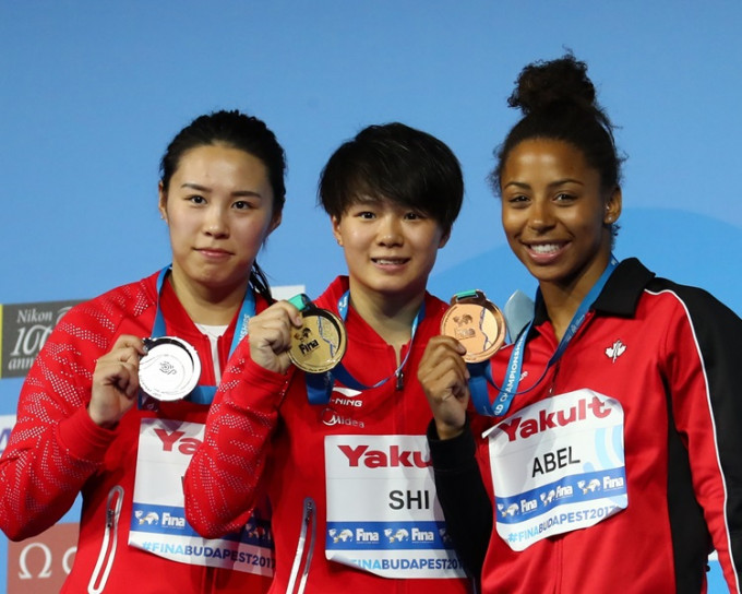 廷懋与王涵包办女子3米板跳水金银牌。新华社