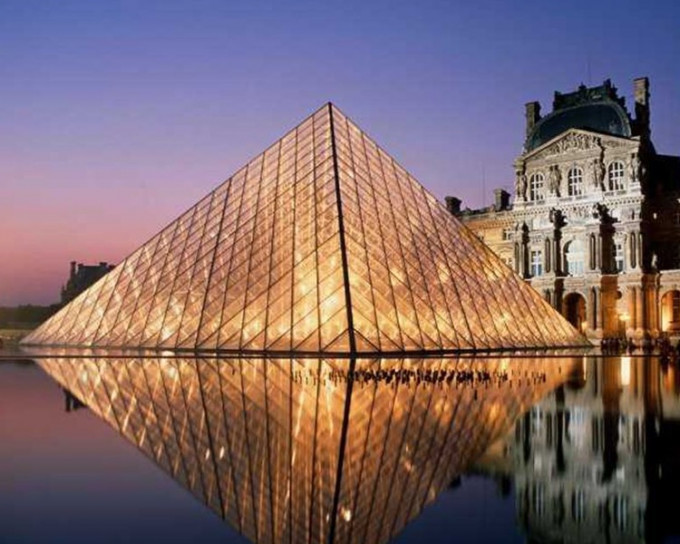 法國巴黎羅浮宮玻璃金字塔。網圖