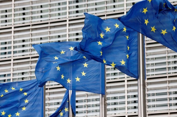  在布鲁塞尔的欧盟委员会总部外有欧盟旗帜飘扬。路透社