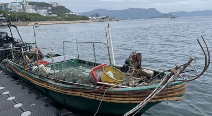漁護署聯同水警截獲一艘涉非法捕魚內地漁船，一名漁民被訴。政府新聞處圖片