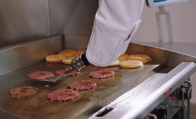 据悉，Flippy每日应可处理2000块汉堡牛肉，但许多顾客闻风而至，它的1动作又太慢，满足不到需求。