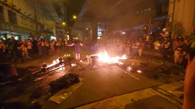9月22日，有示威者在太子道近旺角警署，堆紙皮縱火。 資料圖片
