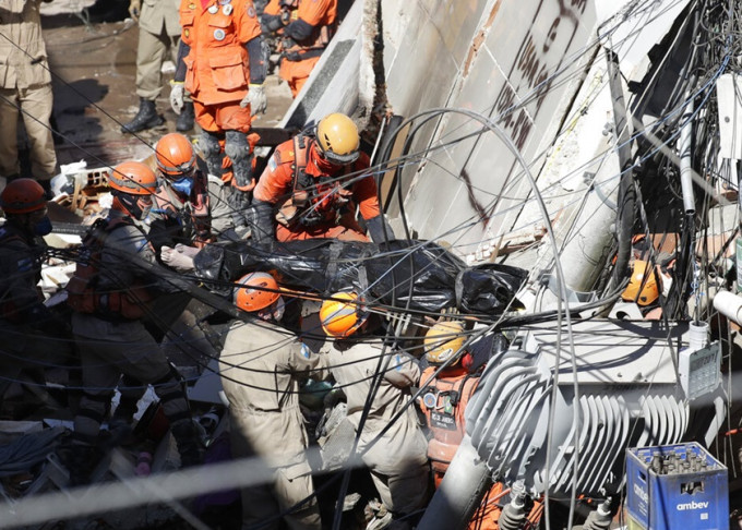 巴西救援人员在里约热内卢塌楼现场抢救。AP图