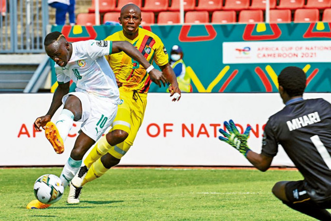 文尼（左）非國盃小組首戰領軍1:0險勝津巴布韋。