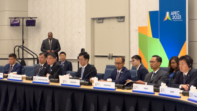 林世雄（左三）在美国底特律出席第十一届亚太区经济合作组织运输部长级会议，今届主题是「为所有人创造一个具韧性和可持续的未来」。政府新闻网