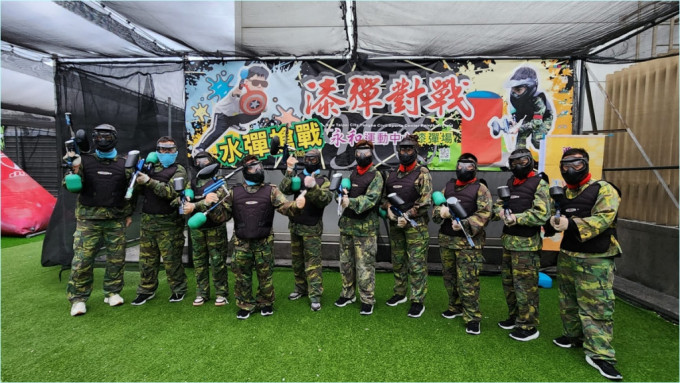 香港体记协交流团体验漆弹射击运动。