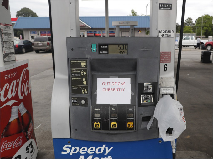 許多油站的汽油都已售清，導致汽油價格急升。AP圖片