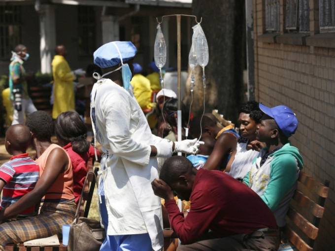 津巴布韦首都爆发霍乱，21人死、逾3000人受感染。AP