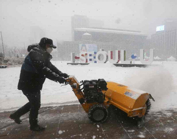 南韓近日受寒流襲擊氣溫降至攝氏零度以下。AP