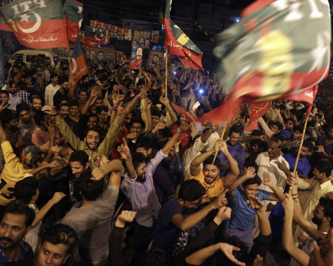 伊姆兰．汗的大批支持者载歌载舞预祝胜利。AP