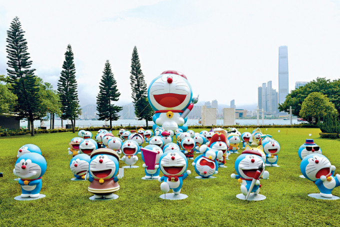 「多啦A夢」快閃展覽率先展出，60個不同造型的雕塑「列陣」。