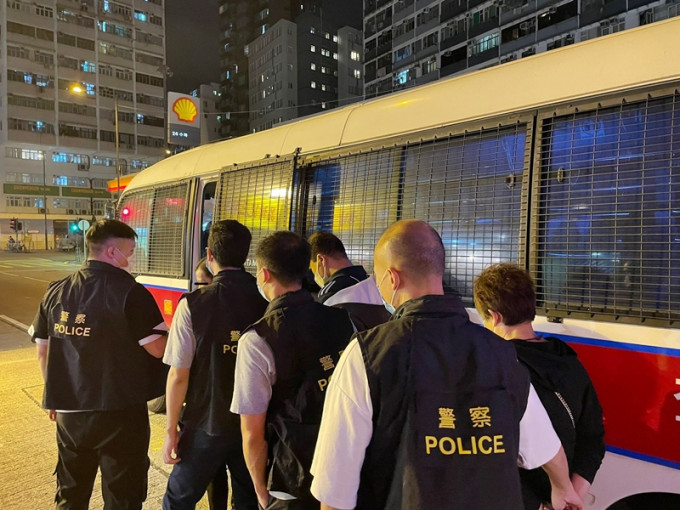 警方捣破深水埗一个怀疑非法网上百家乐赌档，拘捕5人。警方图片