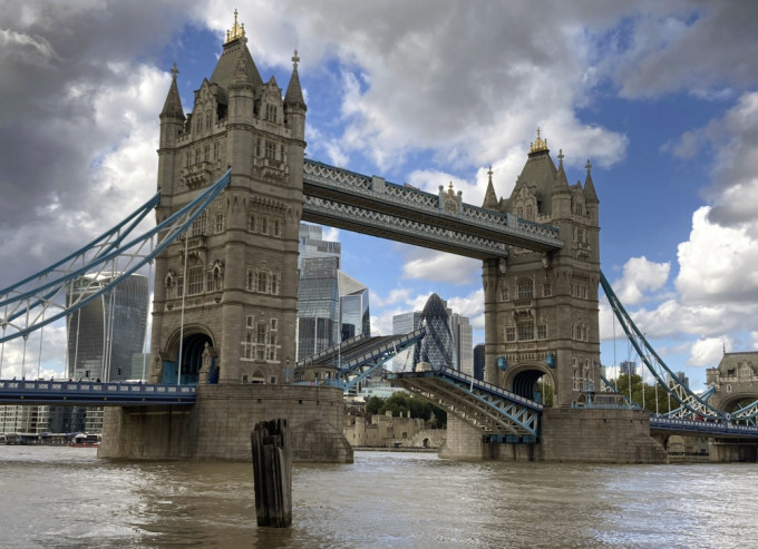 倫敦塔橋日前升上去下不來，令泰晤士河兩岸排起長龍。AP圖片