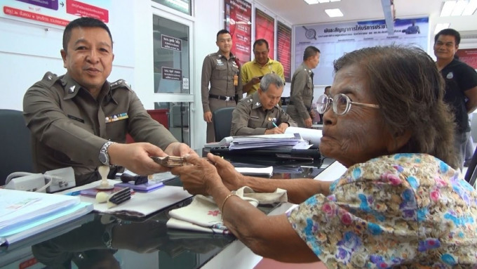 警方將咬爛的現鈔歸還老婦並告之可在銀行換取新鈔。（網圖）