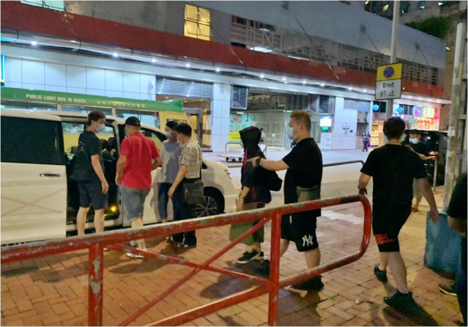 警方昨晚在荃灣三陂坊搗破一個非法賭檔，拘捕6名男女。警方圖片